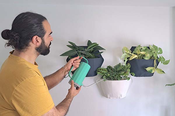 Macetas de pared con fundas de colores para interior